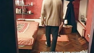 پسر زیبا, مادر بسیار جوان پورنو